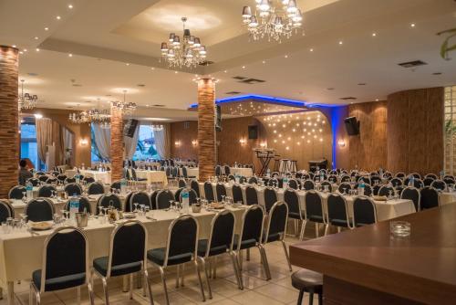 Hotel Yakinthos tesisinde bir restoran veya yemek mekanı