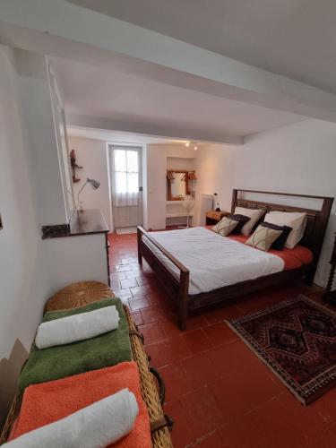 une chambre avec deux lits et une fenêtre dans l'établissement Maison de charme, à Caunes-Minervois