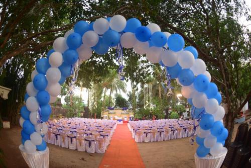 un arco con palloncini e sedie blu e bianchi di StayCool Homestay near Airport a Mangalore