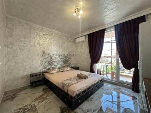 A bed or beds in a room at Dracena Guesthouse
