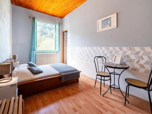une chambre avec un lit, une table et des chaises dans l'établissement Apartment in France with Private Beach Access, cleaning included, à Gorniès