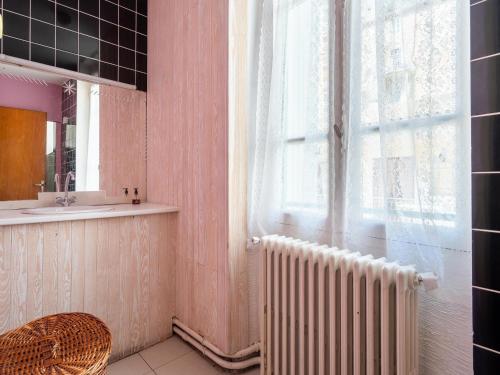 La salle de bains est pourvue d'un radiateur et d'une fenêtre. dans l'établissement Apartment in France with Private Beach Access, cleaning included, à Gorniès