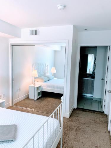 a bedroom with a bed and a mirror at Western Melrose in Los Angeles
