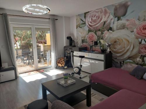 Spacious apartment with Garden and Parking close to the sea in Kastel Luksic Split