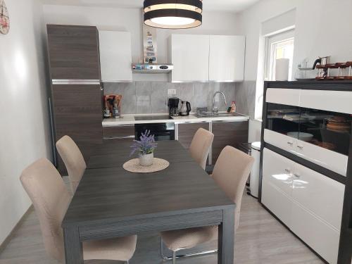 Spacious apartment with Garden and Parking close to the sea in Kastel Luksic Split