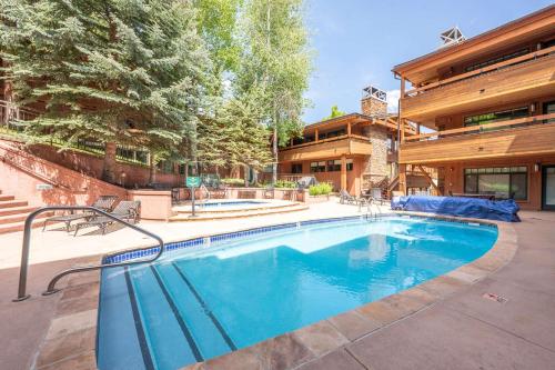 Πισίνα στο ή κοντά στο New Listing 1 BR Aspen Condo by Gondola