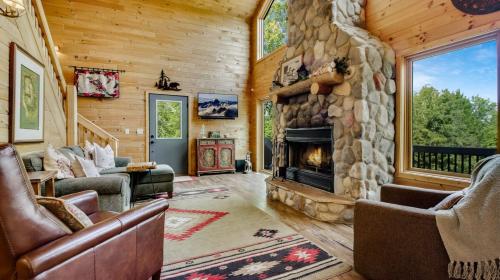 Posezení v ubytování Lake And Trails Lodge Lake Access Sleeps 23