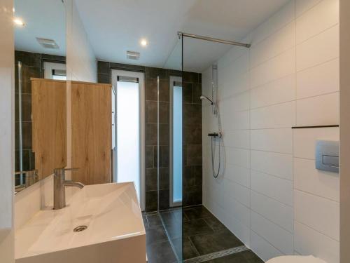 Holiday Home Groote Keeten near Beaches في جروت كيتين: حمام مع حوض ودش