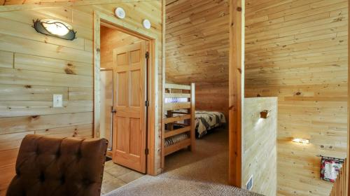 Postel nebo postele na pokoji v ubytování Lake And Trails Lodge Lake Access Sleeps 23