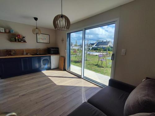 d'un salon avec une grande porte coulissante en verre. dans l'établissement un air de vacances, à Longué