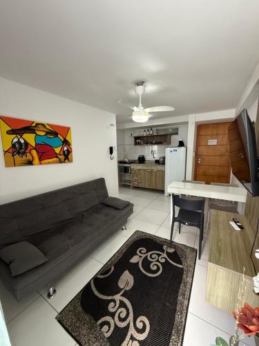 ein Wohnzimmer mit Sofa und Tisch in der Unterkunft Israel Flat beira-mar in João Pessoa
