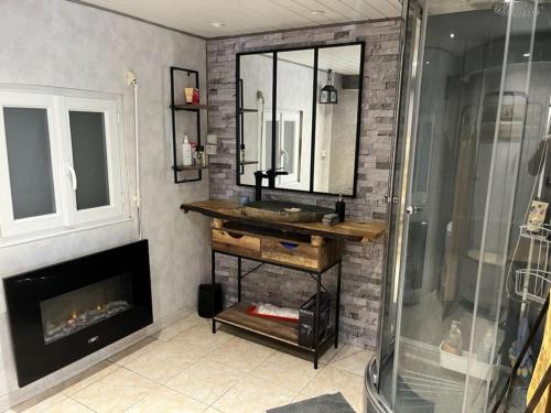 La salle de bains est pourvue d'une douche, d'un lavabo et d'une cheminée. dans l'établissement Bas de Chalet à Gruissan Plage, à La Celle-sous-Gouzon