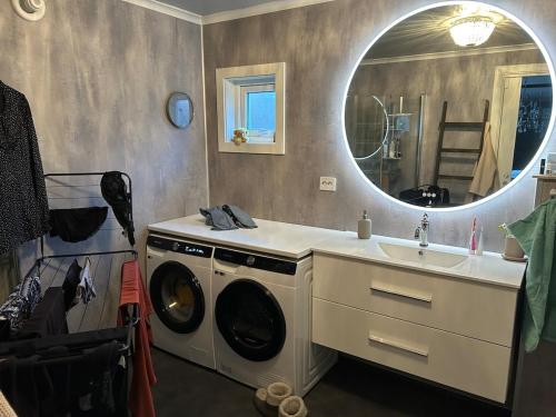 SokndalにあるCity center apartmentの洗濯機と洗面台を備えたバスルーム