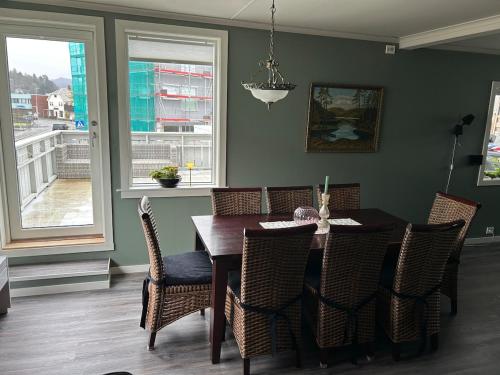 SokndalにあるCity center apartmentの木製のテーブルと椅子のあるダイニングルーム