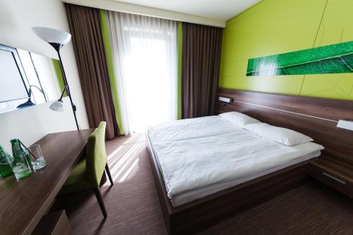 Pokój hotelowy z łóżkiem i biurkiem z biurkiem w obiekcie River Style Hotel & SPA w Redzie