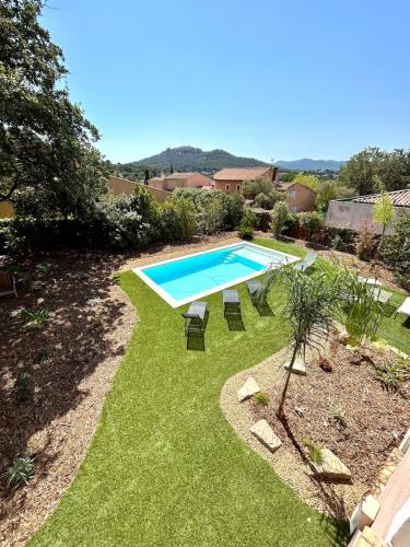 une piscine au milieu d'une cour dans l'établissement Maison contemporaine piscine, à Six-Fours-les-Plages