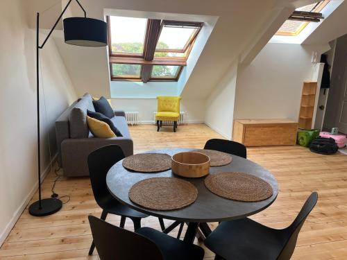un salon avec une table et des chaises dans l'établissement Appartement dans le vieux Boulogne sur Mer, à Boulogne-sur-Mer