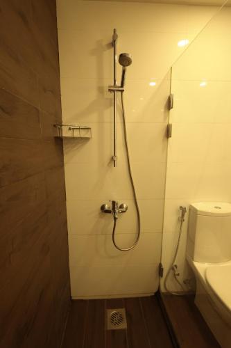 a bathroom with a shower with a shower head and a toilet at Monteverde Hotel in Beit Meri