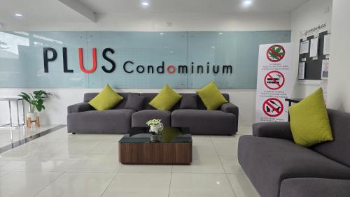 Ruang duduk di Plus 2 Condo Phuket by ABCD