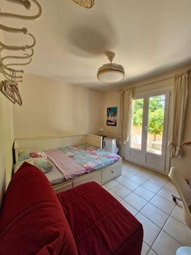 une chambre avec un lit, une fenêtre et un canapé dans l'établissement Studio Coraux, aux Lecques