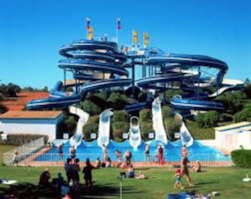 un grand parc aquatique avec un toboggan aquatique dans l'établissement Studio Coraux, aux Lecques