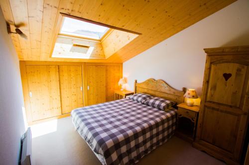 サン・ジャン・ド・シックスにあるAppt Meije - Centre village, au calme - AravisTourのベッドルーム(ベッド1台、天窓付)