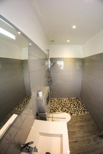 une salle de bain avec une douche, des toilettes et un lavabo dans l'établissement CASA ROCCA-SERRA, à Serra-di-Scopamene