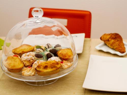 een glazen schaal gevuld met gebak op een tafel bij B&B Corte dell' Idume in Lecce