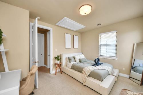 Ένα ή περισσότερα κρεβάτια σε δωμάτιο στο Downtown 3 Story Zen Home W Pool Table for Family
