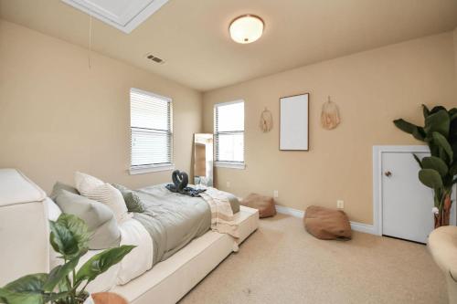 Χώρος καθιστικού στο Downtown 3 Story Zen Home W Pool Table for Family