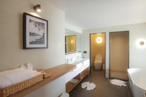 Bilik mandi di LePont Riverfront Resort Nongkhai