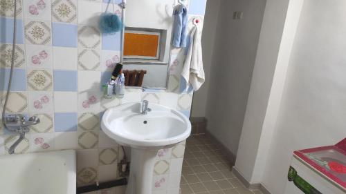 a bathroom with a white sink and a mirror at ХОСТЕЛ ТаСмИн МеХр РеГиСтАн in Samarkand