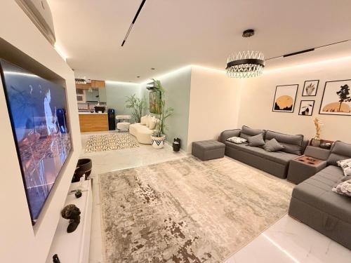 Nefertiti's Modern Majesty