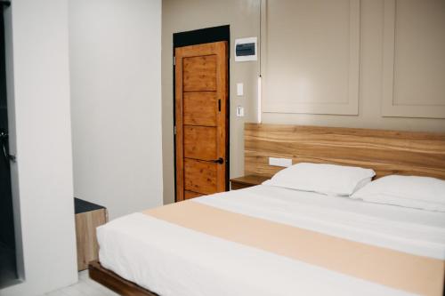 Una cama o camas en una habitación de Lix Hotel Surigao