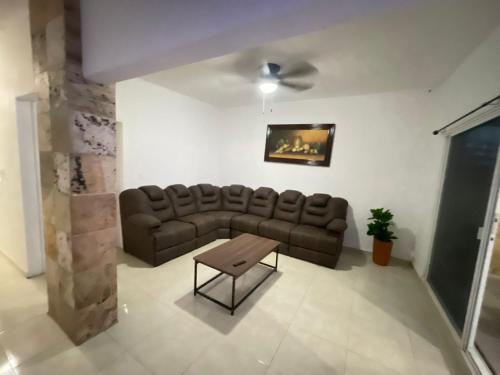 a living room with a couch and a table at Casa Chuy pueblo mágico in Xochitepec