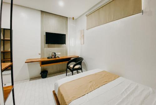 Una televisión o centro de entretenimiento en Lix Hotel Surigao