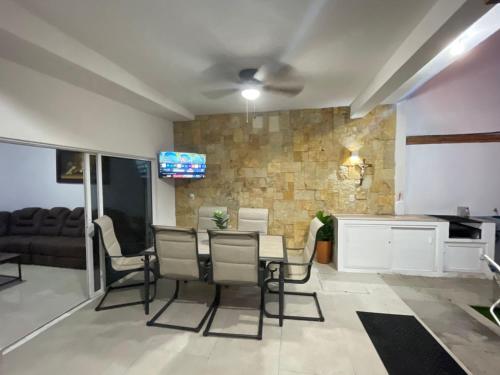 a kitchen and dining room with a table and chairs at Casa Chuy pueblo mágico in Xochitepec