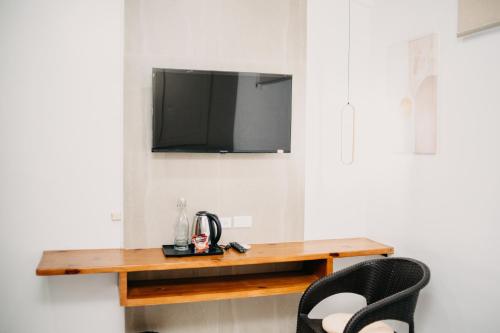 Una televisión o centro de entretenimiento en Lix Hotel Surigao