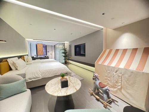 Cama o camas de una habitación en 东莞企石康门紫酒店
