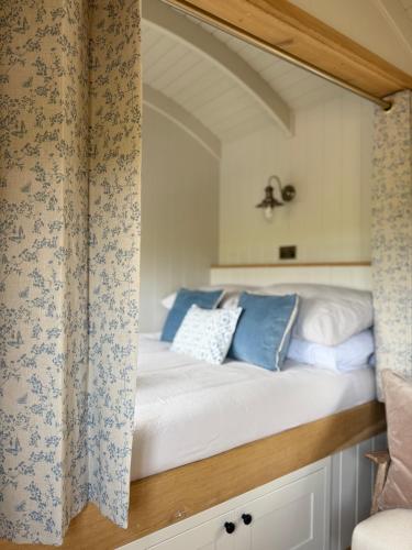 Katil atau katil-katil dalam bilik di Quarrywood Glamping