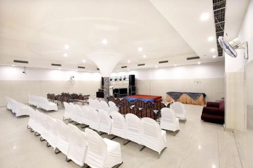 Ruang duduk di Super HOTEL WHITE STONE RESIDENCY
