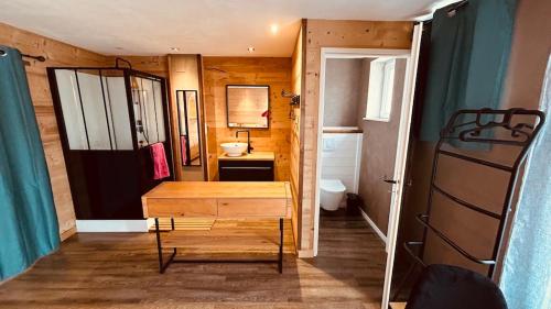 une petite salle de bain avec un lavabo et des toilettes dans l'établissement Le Cocon 2 Pers à Xonrupt Gerardmer, à Xonrupt-Longemer