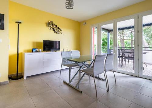 une salle à manger avec une table et des chaises dans l'établissement Toit terrasse à Andernos les Bains, à Andernos-les-Bains