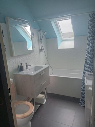 une salle de bain avec toilettes, lavabo et baignoire dans l'établissement la tiny aux portes de brest, à Guilers