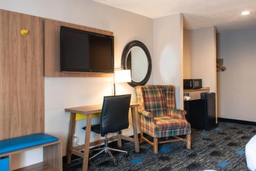 Televisyen dan/atau pusat hiburan di Days Inn by Wyndham Troy