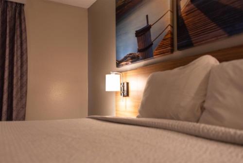 Katil atau katil-katil dalam bilik di Days Inn by Wyndham Troy