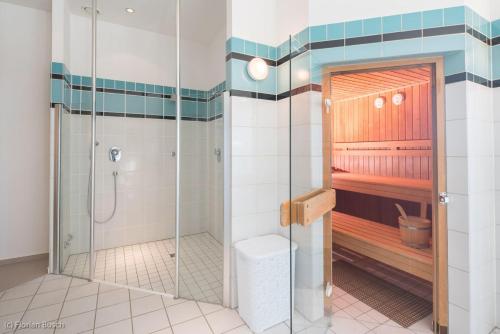 a bathroom with a shower and a toilet at Best Western Hotel im Forum Mülheim in Mülheim an der Ruhr