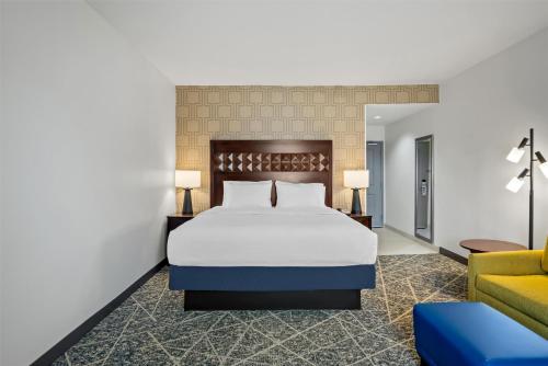 a hotel room with a bed and a couch at Hampton Inn and Suites Trophy Club - Fort Worth North in Trophy Club
