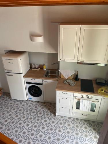 Una cocina o cocineta en NUMĒNIA Seafront Property