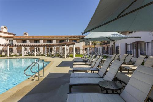 Bazén v ubytování Hilton Santa Barbara Beachfront Resort nebo v jeho okolí